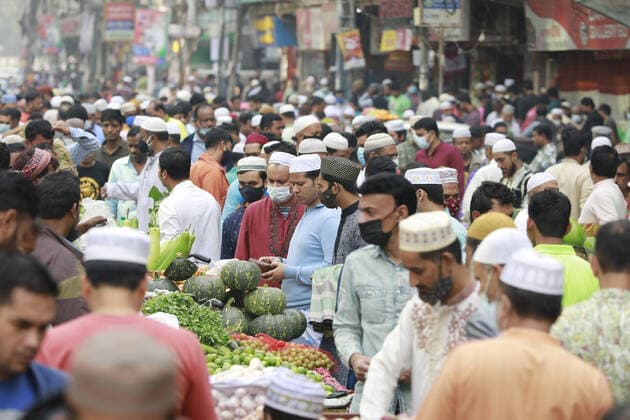 January 7, 2022, Dhaka, Bangladesh: Bangladeshi people throng a holiday market without caring for physical distancing crucial for checking coronavirus (COVID-19) spread, in Dhaka, Bangladesh, January 7, 2022. Bangladesh has reported a sharp rise in COVID-19 infections and virus-related deaths over the past week amid fears of omicron variant spreading throughout the country. Dhaka Bangladesh - ZUMAd117 20220107_zap_d117_004 Copyright: xSuvraxKantixDasx
