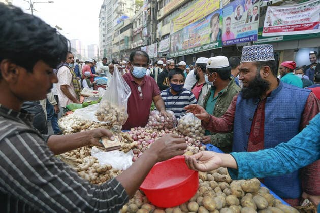 January 7, 2022, Dhaka, Bangladesh: Bangladeshi people throng a holiday market without caring for physical distancing crucial for checking coronavirus (COVID-19) spread, in Dhaka, Bangladesh, January 7, 2022. Bangladesh has reported a sharp rise in COVID-19 infections and virus-related deaths over the past week amid fears of omicron variant spreading throughout the country. Dhaka Bangladesh - ZUMAd117 20220107_zap_d117_011 Copyright: xSuvraxKantixDasx