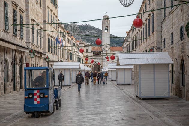 News Bilder des Tages News Bilder des Tages Dubrovnik coronavirus (COVID-19) pandemic People are seen at Stradun street amid the coronavirus disease (COVID-19) pandemic in Dubrovnik, Croatia on January 7, 2022. GrgoxJelavic PIXSELL