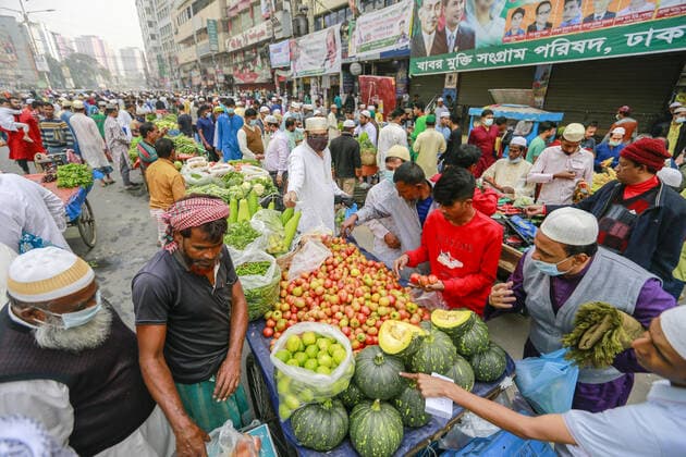 January 7, 2022, Dhaka, Bangladesh: Bangladeshi people throng a holiday market without caring for physical distancing crucial for checking coronavirus (COVID-19) spread, in Dhaka, Bangladesh, January 7, 2022. Bangladesh has reported a sharp rise in COVID-19 infections and virus-related deaths over the past week amid fears of omicron variant spreading throughout the country. Dhaka Bangladesh - ZUMAd117 20220107_zap_d117_020 Copyright: xSuvraxKantixDasx