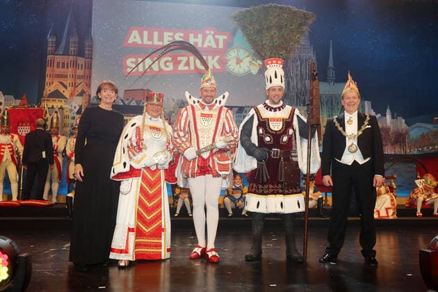 Bilder des Jahres 2022, Entertainment 01 Januar Entertainment Themen der Woche KW01 Entertainment Bilder des Tages Kölner Karneval, Proklamation der Kölner Dreigestirne als TV-Produktion im Kölner Gürzenich, Oberbürgermeisterin Henriette Reker übergibt Insignien, ohne Publikum, aber zusammen mit dem Kölner Kinderdreigestirn, Dreigestirn: Prinz Sven I. (Oleff), Bauern Gereon (Glasemacher), Jungfrau Gerdemie (Dr. Björn Braun), Kinderdreigestirn: Kinderprinz Felix I. (Diederichs), Kinderbauer Robin (Valentin Fischenich) Kinderjungfrau Helena (Baum) rechts: Christoph Kuckelkorn 07.01.2022, Bild: *** Cologne Carnival, proclamation of the Cologne triumvirate as a TV production in Cologne Gürzenich, Mayor Henriette Reker hands over insignia, without audience, but together with the Cologne childrens triumvirate, triumvirate Prince Sven I Oleff , Pea