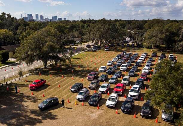 January 7, 2022, Tampa, Florida, USA: Cars line up and wait at a drive up Covid testing site at the Alfred Al Barnes Park, 2902 N 32nd St, on Friday, Jan. 7, 2022 in Tampa. The state is reporting record numbers of Covid infections primarily due to the current wave of the Omicron variant. Testing sites have seen an uptick as well. Tampa USA - ZUMAs70_ 20220107_zan_s70_012 Copyright: xDirkxShaddx