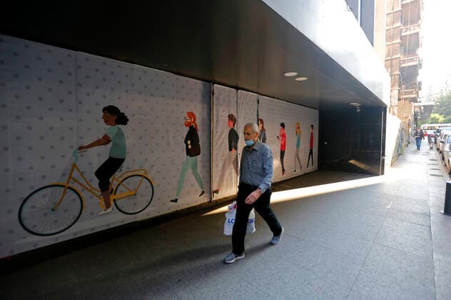 (220107) -- BEIRUT, Jan. 7, 2022 -- A man wearing a face mask walks on a street in Beirut, Lebanon, on Jan. 7, 2022. Lebanon on Friday registered 7,974 new COVID-19 cases, raising the total number of infections to 761,853, the Health Ministry reported. ) LEBANON-BEIRUT-COVID-19-CASES BilalxJawich 
