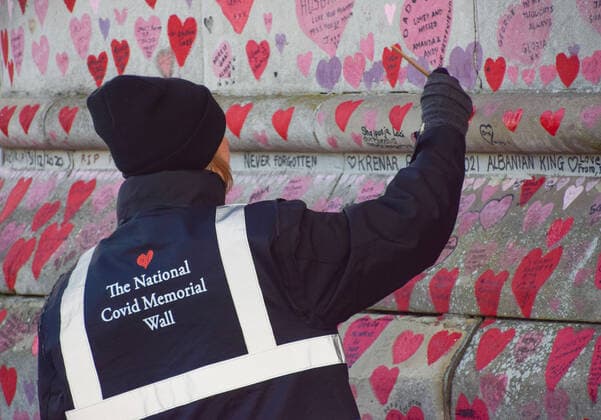 January 7, 2022, London, United Kingdom: A volunteer repaints the hearts on the National Covid Memorial Wall. ?.Volunteers, many of whom have lost family members to coronavirus, are repainting some of the red hearts which have faded over time. Over 150,000 hearts have been painted to date on the wall outside St Thomas Hospital opposite the Houses of Parliament, one for each life lost to COVID-19. London United Kingdom - ZUMAs197 20220107_zaa_s197_043 Copyright: xVukxValcicx