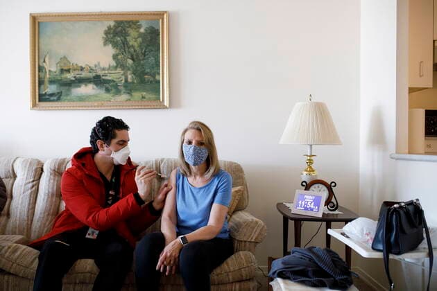 January 7, 2022, TORONTO, ON, CANADA: Dr. Nathan Stall administers a third dose of the COVID-19 vaccine to Linda Pauderis, caregiver to her mother Hilda Reder, as Dr. Stall and Toronto city councilor Josh Matlow bring third doses of the COVID-19 vaccine to homebound seniors and their caregivers in Toronto, Friday, Jan. 7, 2022. The pair are working against lowering the barriers to getting the most vulnerable boosted with their third dose. TORONTO CANADA  - ZUMAc35_ 20220107_zaf_c35_030 Copyright: xColexBurstonx