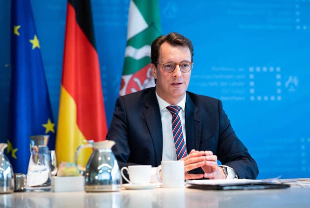 News Themen der Woche KW01 News Bilder des Tages Beratungen von Bund und Ländern zu Coronamaßnahmen Hendrik Wüst (CDU), Ministerpräsident von Nordrhein-Westfalen und Vorsitzender der Ministerpräsidentenkonferenz (MPK), nimmt in der Landesvertretung von Nordrhein-Westfalen in Berlin an der Videokonferenz der Regierungschefinnen und Regierungschefs der Länder teil. Im Anschluss an die MPK beraten die Länderchefs mit der Bundesregierung über neue Corona-Maßnahmen, um die Ausbreitung der Omikron-Welle einzudämmen. Berlin Berlin Deutschland