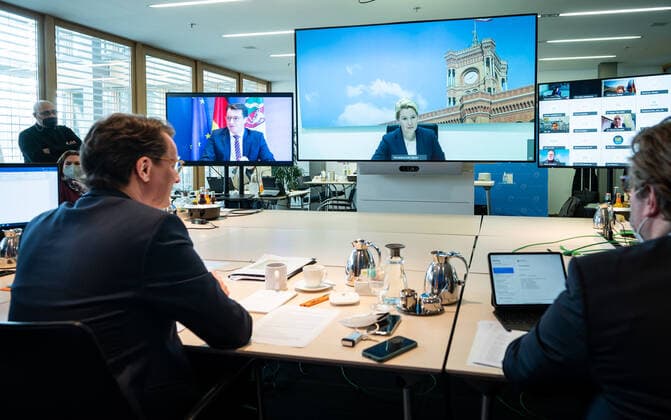 Beratungen von Bund und Ländern zu Coronamaßnahmen Hendrik Wüst (CDU), Ministerpräsident von Nordrhein-Westfalen und Vorsitzender der Ministerpräsidentenkonferenz (MPK), nimmt in der Landesvertretung von Nordrhein-Westfalen in Berlin an der Videokonferenz der Regierungschefinnen und Regierungschefs der Länder teil. Auf dem großen Bildschirm ist Franziska Giffey (SPD), Regierende Bürgermeisterin von Berlin, zugeschaltet. Im Anschluss an die MPK beraten die Länderchefs mit der Bundesregierung über neue Corona-Maßnahmen, um die Ausbreitung der Omikron-Welle einzudämmen. Berlin Berlin Deutschland