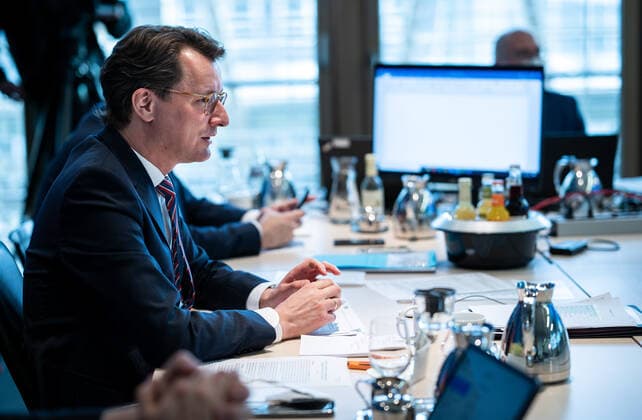Beratungen von Bund und Ländern zu Coronamaßnahmen Hendrik Wüst (CDU), Ministerpräsident von Nordrhein-Westfalen und Vorsitzender der Ministerpräsidentenkonferenz (MPK), nimmt in der Landesvertretung von Nordrhein-Westfalen in Berlin an der Videokonferenz der Regierungschefinnen und Regierungschefs der Länder teil. Im Anschluss an die MPK beraten die Länderchefs mit der Bundesregierung über neue Corona-Maßnahmen, um die Ausbreitung der Omikron-Welle einzudämmen. Berlin Berlin Deutschland