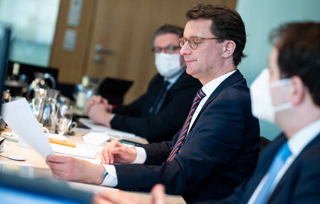 Beratungen von Bund und Ländern zu Coronamaßnahmen Hendrik Wüst (CDU), Ministerpräsident von Nordrhein-Westfalen und Vorsitzender der Ministerpräsidentenkonferenz (MPK), nimmt in der Landesvertretung von Nordrhein-Westfalen in Berlin an der Videokonferenz der Regierungschefinnen und Regierungschefs der Länder teil. Im Anschluss an die MPK beraten die Länderchefs mit der Bundesregierung über neue Corona-Maßnahmen, um die Ausbreitung der Omikron-Welle einzudämmen. Berlin Berlin Deutschland