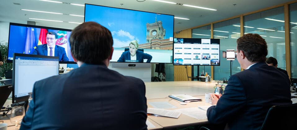 Beratungen von Bund und Ländern zu Coronamaßnahmen Hendrik Wüst (CDU, r), Ministerpräsident von Nordrhein-Westfalen und Vorsitzender der Ministerpräsidentenkonferenz (MPK), nimmt in der Landesvertretung von Nordrhein-Westfalen in Berlin an der Videokonferenz der Regierungschefinnen und Regierungschefs der Länder teil. Auf dem großen Bildschirm ist Franziska Giffey (SPD), Regierende Bürgermeisterin von Berlin, zugeschaltet. Im Anschluss an die MPK beraten die Länderchefs mit der Bundesregierung über neue Corona-Maßnahmen, um die Ausbreitung der Omikron-Welle einzudämmen. Berlin Berlin Deutschland