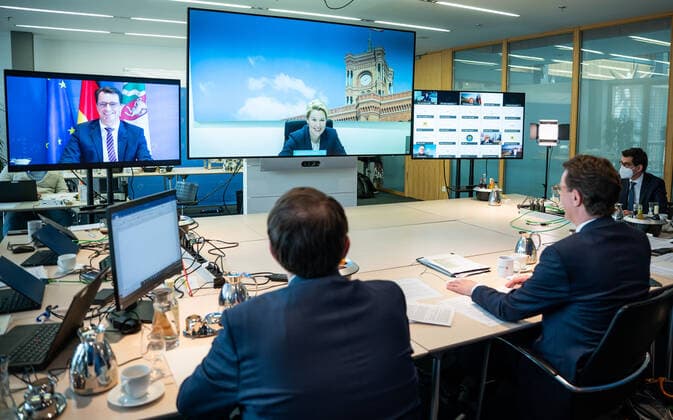 Beratungen von Bund und Ländern zu Coronamaßnahmen Hendrik Wüst (CDU, r), Ministerpräsident von Nordrhein-Westfalen und Vorsitzender der Ministerpräsidentenkonferenz (MPK), nimmt in der Landesvertretung von Nordrhein-Westfalen in Berlin an der Videokonferenz der Regierungschefinnen und Regierungschefs der Länder teil. Auf dem großen Bildschirm ist Franziska Giffey (SPD), Regierende Bürgermeisterin von Berlin, zugeschaltet. Im Anschluss an die MPK beraten die Länderchefs mit der Bundesregierung über neue Corona-Maßnahmen, um die Ausbreitung der Omikron-Welle einzudämmen. Berlin Berlin Deutschland