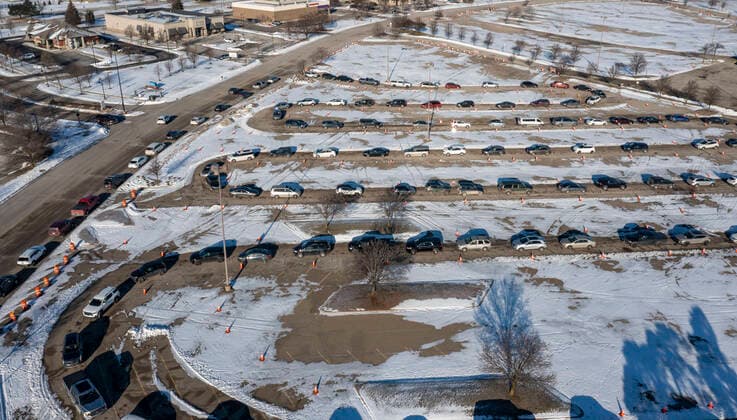 January 7, 2022, Sterling Heights, Michigan, USA: Sterling Heights, Michigan USA - 7 January 2022 - Cars wait in long lines for drive-thru covid-19 testing. Demand for testing has grown because of the highly-contagious Omicron variant. Sterling Heights USA - ZUMAw66_ 20220107_zaf_w66_002 Copyright: xJimxWestx