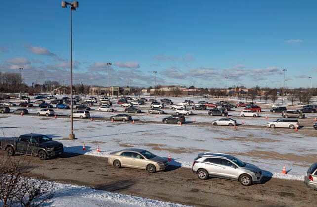 January 7, 2022, Sterling Heights, Michigan, USA: Sterling Heights, Michigan USA - 7 January 2022 - Cars wait in long lines for drive-thru covid-19 testing. Demand for testing has grown because of the highly-contagious Omicron variant. Sterling Heights USA - ZUMAw66_ 20220107_zaf_w66_008 Copyright: xJimxWestx