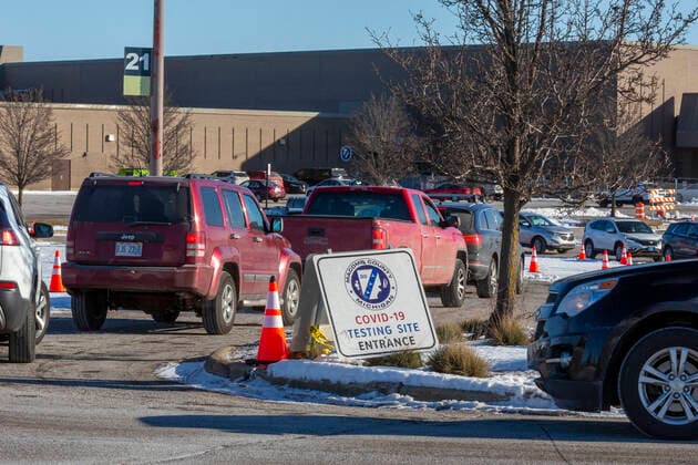 January 7, 2022, Sterling Heights, Michigan, USA: Sterling Heights, Michigan USA - 7 January 2022 - Cars wait in long lines for drive-thru covid-19 testing. Demand for testing has grown because of the highly-contagious Omicron variant. Sterling Heights USA - ZUMAw66_ 20220107_zaf_w66_009 Copyright: xJimxWestx