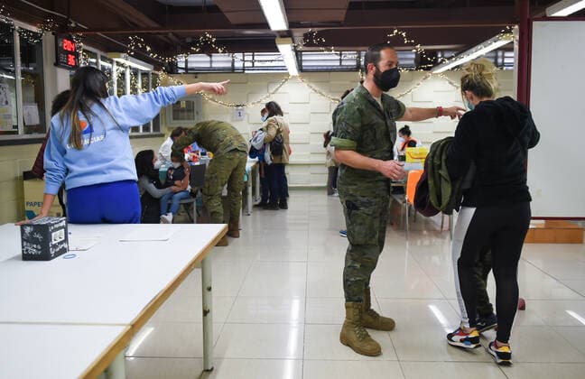 (220108) -- SEVILLE, Jan. 8, 2022 -- Hospital and military personnels work at a vaccination point in Seville University in Seville, Spain, on Jan. 7, 2022. The Spanish Ministry of Health registered 242,440 new cases of the virus from Wednesday to Friday, taking the total number of infections to 7,164,906 in Spain since the start of the pandemic. The Defense Ministry military continue to supply personnel to help with contact tracing and vaccination. (Photo by Xinhua) SPAIN-COVID-19-CASES GustavoxValiente 
