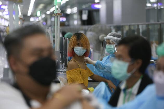 January 8, 2022, Bangkok, Thailand: A health worker inoculates a woman with a dose of the Pfizer Covid-19 coronavirus vaccine booster shot at Central Vaccination Center in Bangkok. Bangkok Thailand - ZUMAs197 20220108_zaa_s197_021 Copyright: xAdisornxChabsungnoenx