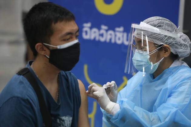 January 8, 2022, Bangkok, Thailand: A health worker inoculates a man with a dose of the Pfizer Covid-19 coronavirus vaccine booster shot at Central Vaccination Center in Bangkok. Bangkok Thailand - ZUMAs197 20220108_zaa_s197_023 Copyright: xAdisornxChabsungnoenx