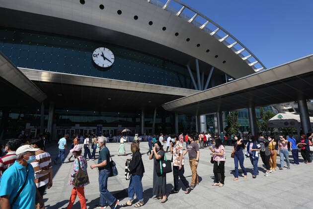 January 8, 2022, Bangkok, Thailand: People wearing facemasks line up to receive coronavirus (Covid-19) vaccine booster shots at Central Vaccination Center Bangkok. Bangkok Thailand - ZUMAs197 20220108_zaa_s197_025 Copyright: xAdisornxChabsungnoenx
