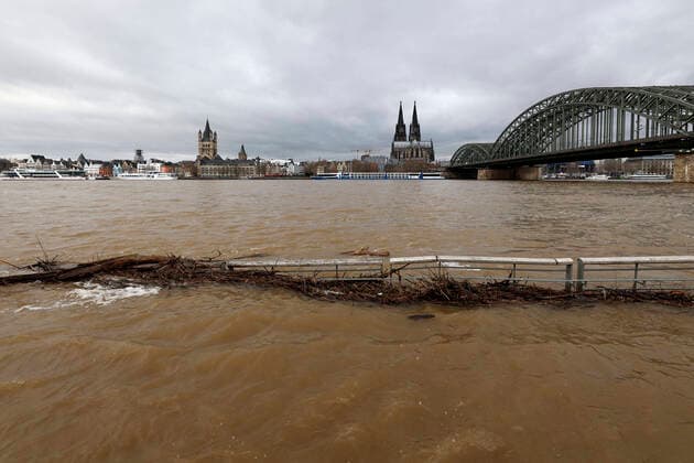 Bilder des Jahres 2022, News 01 Januar News Themen der Woche KW01 News Bilder des Tages Wegen Hochwasser ist der Zugang zum Rheinboulevard versperrt. Nachdem der Rheinpegel gestern die erste Hochwassermarke überschritten hatte, gaben die Stadtentwässerungsbetriebe (StEB) heute Entwarnung: Der Wasserstand am Kölner Pegel betrug am Freitagmorgen nur noch 6,82 Meter. Köln; 07.01.2022 *** Due to high water, access to the Rhine boulevard is blocked After the Rhine level exceeded the first high water mark yesterday, the Stadtentwässerungsbetriebe StEB gave the all-clear today The water level at the Cologne gauge was only 6.82 meters on Friday morning Cologne 07 01 2022 Foto:xC.xHardtx xFuturexImage