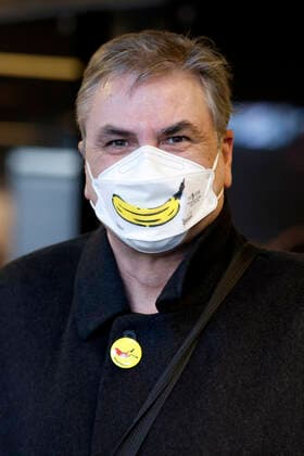 Guido Oberhäuser bei der Vorstellung der Buttons von Thomas Baumgärtel mit der Impfbanane im Impfzentrum der Stadt Köln in der Lanxess-Arena. Hier werden auch Kinder (5-11 Jahre) geimpft. Vollständig geimpfte Kinder erhalten als Geschenk einen Button sowie eine Tapferkeitsurkunde. Die Buttons mit der Impfbanane sollen zudem an zahlreichen weiteren Impfstellen verteilt werden. Köln, 07.01.2022