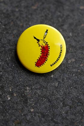 Buttons mit der Impfbanane von Thomas Baumgärtel bei der Vorstellung der Buttons im Impfzentrum der Stadt Köln in der Lanxess-Arena. Hier werden auch Kinder (5-11 Jahre) geimpft. Vollständig geimpfte Kinder erhalten als Geschenk einen Button sowie eine Tapferkeitsurkunde. Die Buttons mit der Impfbanane sollen zudem an zahlreichen weiteren Impfstellen verteilt werden. Köln, 07.01.2022
