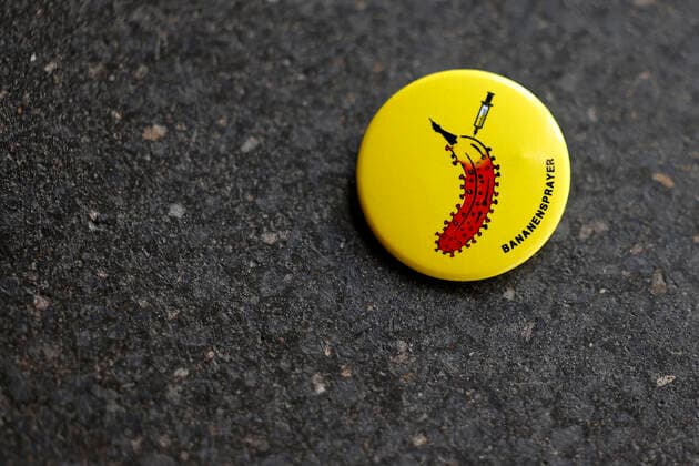 News Bilder des Tages Buttons mit der Impfbanane von Thomas Baumgärtel bei der Vorstellung der Buttons im Impfzentrum der Stadt Köln in der Lanxess-Arena. Hier werden auch Kinder (5-11 Jahre) geimpft. Vollständig geimpfte Kinder erhalten als Geschenk einen Button sowie eine Tapferkeitsurkunde. Die Buttons mit der Impfbanane sollen zudem an zahlreichen weiteren Impfstellen verteilt werden. Köln, 07.01.2022