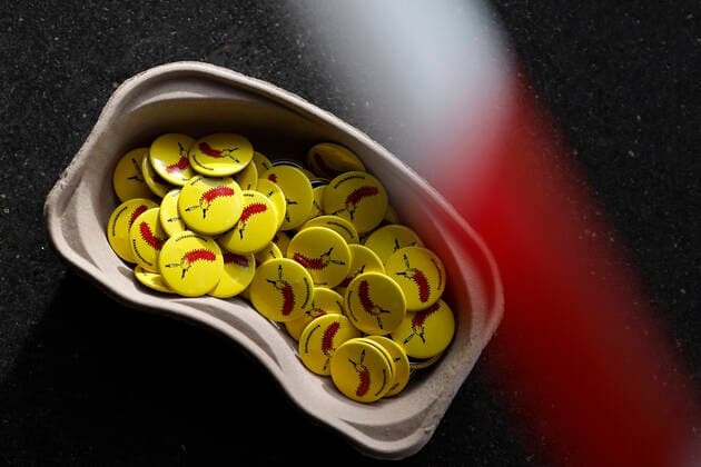 Buttons mit der Impfbanane von Thomas Baumgärtel bei der Vorstellung der Buttons im Impfzentrum der Stadt Köln in der Lanxess-Arena. Hier werden auch Kinder (5-11 Jahre) geimpft. Vollständig geimpfte Kinder erhalten als Geschenk einen Button sowie eine Tapferkeitsurkunde. Die Buttons mit der Impfbanane sollen zudem an zahlreichen weiteren Impfstellen verteilt werden. Köln, 07.01.2022