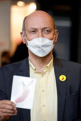 Dr. Johannes Nießen bei der Vorstellung der Buttons mit der Impfbanane von Thomas Baumgärtel im Impfzentrum der Stadt Köln in der Lanxess-Arena. Hier werden auch Kinder (5-11 Jahre) geimpft. Vollständig geimpfte Kinder erhalten als Geschenk einen Button sowie eine Tapferkeitsurkunde. Die Buttons mit der Impfbanane sollen zudem an zahlreichen weiteren Impfstellen verteilt werden. Köln, 07.01.2022