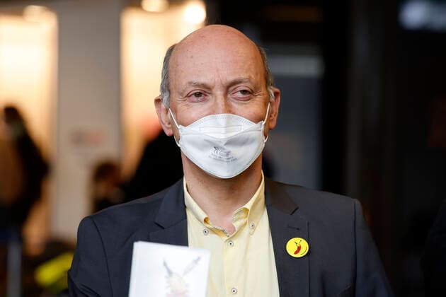 Dr. Johannes Nießen bei der Vorstellung der Buttons mit der Impfbanane von Thomas Baumgärtel im Impfzentrum der Stadt Köln in der Lanxess-Arena. Hier werden auch Kinder (5-11 Jahre) geimpft. Vollständig geimpfte Kinder erhalten als Geschenk einen Button sowie eine Tapferkeitsurkunde. Die Buttons mit der Impfbanane sollen zudem an zahlreichen weiteren Impfstellen verteilt werden. Köln, 07.01.2022
