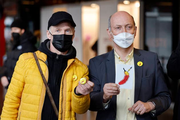 Thomas Baumgärtel und Dr. Johannes Nießen bei der Vorstellung der Buttons mit der Impfbanane im Impfzentrum der Stadt Köln in der Lanxess-Arena. Hier werden auch Kinder (5-11 Jahre) geimpft. Vollständig geimpfte Kinder erhalten als Geschenk einen Button sowie eine Tapferkeitsurkunde. Die Buttons mit der Impfbanane sollen zudem an zahlreichen weiteren Impfstellen verteilt werden. Köln, 07.01.2022