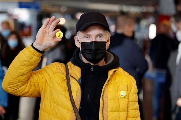 Thomas Baumgärtel bei der Vorstellung der Buttons mit der Impfbanane im Impfzentrum der Stadt Köln in der Lanxess-Arena. Hier werden auch Kinder (5-11 Jahre) geimpft. Vollständig geimpfte Kinder erhalten als Geschenk einen Button sowie eine Tapferkeitsurkunde. Die Buttons mit der Impfbanane sollen zudem an zahlreichen weiteren Impfstellen verteilt werden. Köln, 07.01.2022