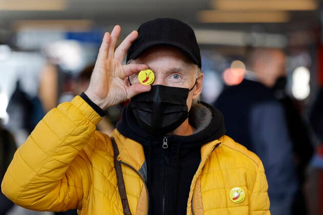 Thomas Baumgärtel bei der Vorstellung der Buttons mit der Impfbanane im Impfzentrum der Stadt Köln in der Lanxess-Arena. Hier werden auch Kinder (5-11 Jahre) geimpft. Vollständig geimpfte Kinder erhalten als Geschenk einen Button sowie eine Tapferkeitsurkunde. Die Buttons mit der Impfbanane sollen zudem an zahlreichen weiteren Impfstellen verteilt werden. Köln, 07.01.2022