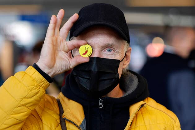 Thomas Baumgärtel bei der Vorstellung der Buttons mit der Impfbanane im Impfzentrum der Stadt Köln in der Lanxess-Arena. Hier werden auch Kinder (5-11 Jahre) geimpft. Vollständig geimpfte Kinder erhalten als Geschenk einen Button sowie eine Tapferkeitsurkunde. Die Buttons mit der Impfbanane sollen zudem an zahlreichen weiteren Impfstellen verteilt werden. Köln, 07.01.2022