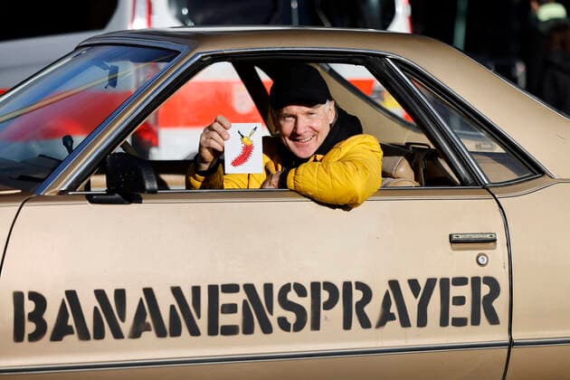 News Bilder des Tages Thomas Baumgärtel in seinem Auto bei der Vorstellung der Buttons mit der Impfbanane im Impfzentrum der Stadt Köln in der Lanxess-Arena. Hier werden auch Kinder (5-11 Jahre) geimpft. Vollständig geimpfte Kinder erhalten als Geschenk einen Button sowie eine Tapferkeitsurkunde. Die Buttons mit der Impfbanane sollen zudem an zahlreichen weiteren Impfstellen verteilt werden. Köln, 07.01.2022