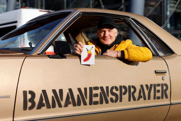 Thomas Baumgärtel in seinem Auto bei der Vorstellung der Buttons mit der Impfbanane im Impfzentrum der Stadt Köln in der Lanxess-Arena. Hier werden auch Kinder (5-11 Jahre) geimpft. Vollständig geimpfte Kinder erhalten als Geschenk einen Button sowie eine Tapferkeitsurkunde. Die Buttons mit der Impfbanane sollen zudem an zahlreichen weiteren Impfstellen verteilt werden. Köln, 07.01.2022