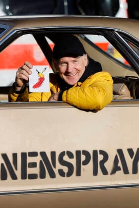 Thomas Baumgärtel in seinem Auto bei der Vorstellung der Buttons mit der Impfbanane im Impfzentrum der Stadt Köln in der Lanxess-Arena. Hier werden auch Kinder (5-11 Jahre) geimpft. Vollständig geimpfte Kinder erhalten als Geschenk einen Button sowie eine Tapferkeitsurkunde. Die Buttons mit der Impfbanane sollen zudem an zahlreichen weiteren Impfstellen verteilt werden. Köln, 07.01.2022