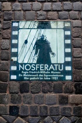 Wismar, Altstadt DEUTSCHLAND, Wismar, die historische Altstadt ist UNESCO Welterbe, Wassertor am Spiegelberg am Hafen, Infotafel zum deutschen Film Nosferatu, hier wurden 1921 Teile des Stummfilm Klassiker NOSFERATU von Friedrich-Wilhelm Murnau gedreht Wismar Mecklenburg-Vorpommern Deutschland