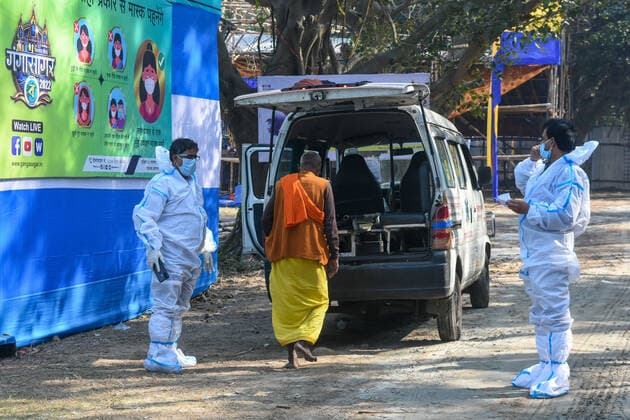January 8, 2022, Kolkata, West Bengal, India: Health worker are seen transporting COVID-19 positive patients from gangasagar transit camp to a quarentine center in Kolkata , India , on 8 January 2022 Kolkata India - ZUMAc211 20220108_zip_c211_002 Copyright: xDebarchanxChatterjeex