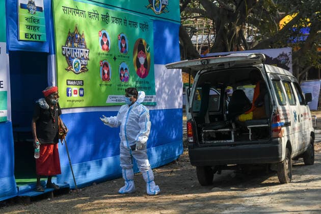 January 8, 2022, Kolkata, West Bengal, India: Health worker are seen transporting COVID-19 positive patients from gangasagar transit camp to a quarentine center in Kolkata , India , on 8 January 2022 Kolkata India - ZUMAc211 20220108_zip_c211_003 Copyright: xDebarchanxChatterjeex