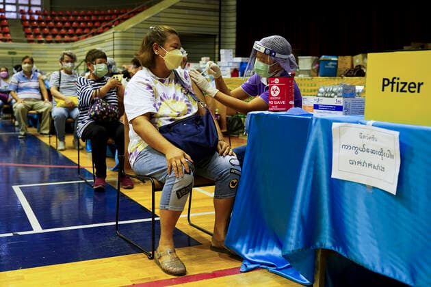 COVID-19 Vaccination Booster The Omicron Variant Outbreak In Thailand. People receive doses of the Pfizer COVID-19 vaccine at a vaccination center inside a stadium in Bangkok, Thailand, 08 January 2022. Bangkok Bangkok Thailand  Copyright: xAnusakxLaowilasx originalFilename: laowilas-notitle220108_npIj0.jpg