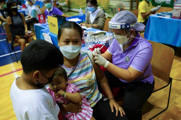 COVID-19 Vaccination Booster The Omicron Variant Outbreak In Thailand. People receive doses of the Pfizer COVID-19 vaccine at a vaccination center inside a stadium in Bangkok, Thailand, 08 January 2022. Bangkok Bangkok Thailand  Copyright: xAnusakxLaowilasx originalFilename: laowilas-notitle220108_npjLl.jpg