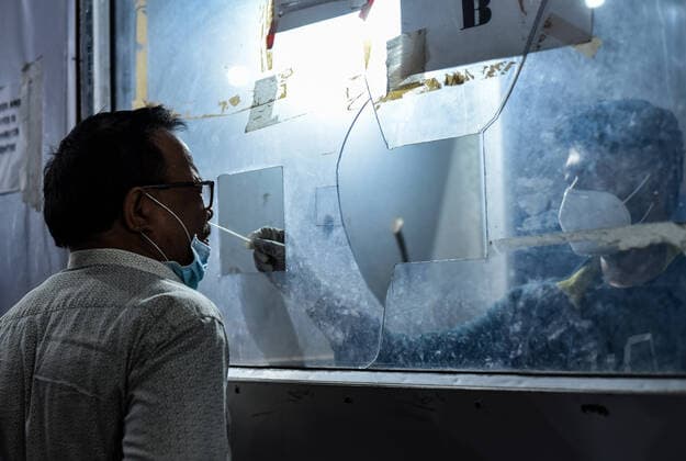 January 8, 2022, Guwahati, India: A health worker collects swab sample for COVID-19 testing at Guwahati Railway Station, in Guwahati, Assam, India on Saturday, Jan. 8, 2022. Daily cases of Covid-19 surged by 21% in 24 hours as India recorded more than hundred thousand fresh infections. Guwahati India - ZUMAt232 20220108_zip_t232_017 Copyright: xDavidxTalukdarx