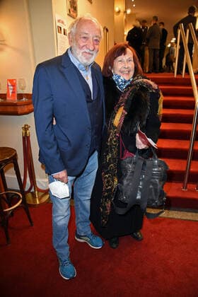 Bilder des Jahres 2022, Entertainment 01 Januar Entertainment Themen der Woche KW01 Entertainment Bilder des Tages News Bilder des Tages Dieter Hallervorden, Brigitte Grothum bei der Theaterpremiere von Rent a friend im Schlosspark Theater in Berlin am 08.01.2022 *** Dieter Hallervorden, Brigitte Grothum at the theater premiere of Rent a friend at the Schlosspark Theater in Berlin on 08 01 2022