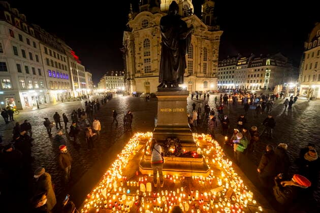 Bilder des Jahres 2022, News 01 Januar News Themen der Woche KW01 News Bilder des Tages Haltung zeigen Die Dresdner Initiative Haltung zeigen rief am Samstag zu einer Kerzenaktion auf dem Neumarkt vor der Frauenkirche auf. Tausende Menschen der schweigenden Mehrheit folgten der Einladung und stellten still Kerzen auf und protestierten auf diese Art gegen die zunehmende Querdenker-, Corona-Leugner und Impfgegner-Bewegung. Dresden Sachsen GERMANY *** Show attitude The Dresden initiative show attitude called on Saturday to a candle action on the Neumarkt in front of the Frauenkirche Thousands of people of the silent majority accepted the invitation and silently put up candles and protested in this way against the increasing Querdenker , Corona deniers and vaccination opponents movement Dresden Saxony GERMANY