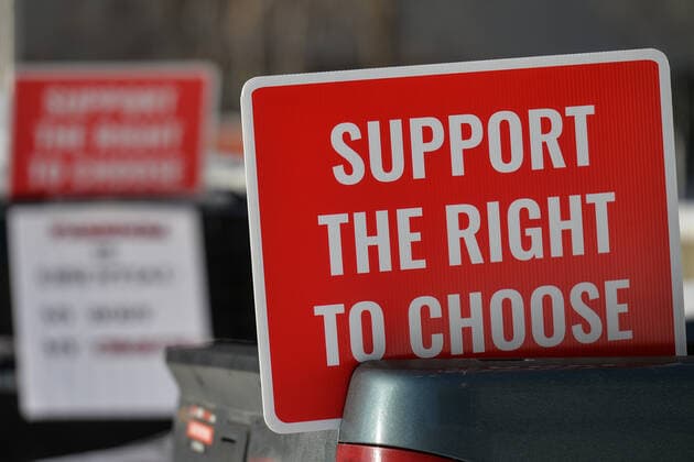 The Media Is The Virus Protest In Edmonton A placard with words Support The Right To Choose! attached to the car. Anti-lockdown and anti-vaccination activists meet in the parking lot next to the Alberta Legislature, ahead of the Stand United - The Media Is The Virus! Protest. against Global News, the news and current affairs unit of the Canadian Global Television Network in Edmonton. On Saturday, January 8, 2022, in Edmonton, Alberta, Canada. Edmonton Canada  Copyright: xArturxWidakx originalFilename: widak-themedia220108_npgfT.jpg