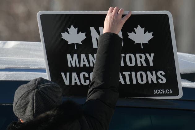 The Media Is The Virus Protest In Edmonton A placard with words No Mandatory Vaccinations attached to the car. Anti-lockdown and anti-vaccination activists meet in the parking lot next to the Alberta Legislature, ahead of the Stand United - The Media Is The Virus! Protest. against Global News, the news and current affairs unit of the Canadian Global Television Network in Edmonton. On Saturday, January 8, 2022, in Edmonton, Alberta, Canada. Edmonton Canada  Copyright: xArturxWidakx originalFilename: widak-themedia220108_npQTP.jpg