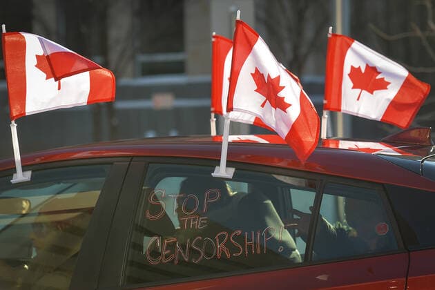 The Media Is The Virus Protest In Edmonton Inscription Stop The Censorship seen on the window of the car. Anti-lockdown and anti-vaccination activists meet in the parking lot next to the Alberta Legislature, ahead of the Stand United - The Media Is The Virus! Protest. against Global News, the news and current affairs unit of the Canadian Global Television Network in Edmonton. On Saturday, January 8, 2022, in Edmonton, Alberta, Canada. Edmonton Canada  Copyright: xArturxWidakx originalFilename: widak-themedia220108_npLeG.jpg