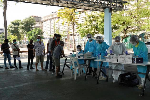 COVID-19 Test To Curb The Omicron. People line up to get rapid antigen tests amid the coronavirus disease (COVID-19) pandemic, in Bangkok, Thailand, 09 January 2022. Bangkok Bangkok Thailand  Copyright: xAnusakxLaowilasx originalFilename: laowilas-notitle220109_np4kZ.jpg