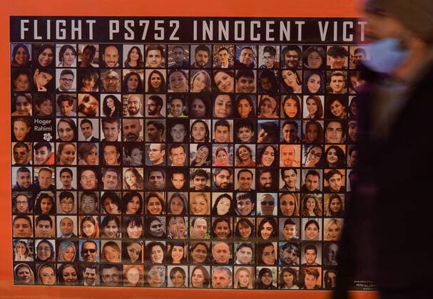 Families Of Flight PS752 Victims Seek Justice A candlelight vigil on Edmonton s Whyte Avenue marking the two-year anniversary of the downing of Flight PS752. On January 8, 2020, the Iranian military shot down Ukrainian Airlines Flight PS752 while the plane was leaving Iranian airspace. 176 passengers and crew were killed, including 57 Canadian citizens and 29 Canadian permanent residents ( including 13 Edmontonians). On Saturday, January 8, 2022, in Edmonton, Alberta, Canada. Edmonton Canada  Copyright: xArturxWidakx originalFilename: widak-families220108_nps2b.jpg
