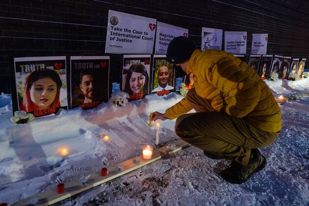 Families Of Flight PS752 Victims Seek Justice A mourner lights a candle at a candlelight vigil on Edmonton s Whyte Avenue marking the two-year anniversary of the downing of Flight PS752.. On January 8, 2020, the Iranian military shot down Ukrainian Airlines Flight PS752 while the plane was leaving Iranian airspace. 176 passengers and crew were killed, including 57 Canadian citizens and 29 Canadian permanent residents ( including 13 Edmontonians). On Saturday, January 8, 2022, in Edmonton, Alberta, Canada. Edmonton Canada  Copyright: xArturxWidakx originalFilename: widak-families220108_np0XN.jpg
